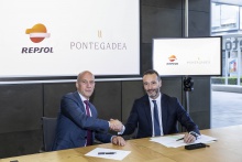 El Director Ejecutivo de Generación Baja en Carbono de Repsol, João Costeira, junto al Consejero Delegado de Pontegadea, Roberto Cibeira, en la firma del acuerdo