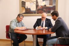 Firma del convenio con el presidente del Manzanares CF