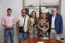 Sonia Molina junto a sus padres durante la recepción en la alcaldía de Manzanares