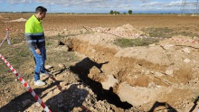 El responsable de Acciona supervisa la zona a reparar
