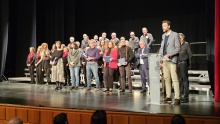 Momento de la clausura de la Muestra Escolar de Villancicos por el concejal de Cultura