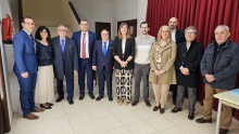 Autoridades locales y miembros de la Junta de Cofradías junto al autor del cartel y al cofrade distinguido