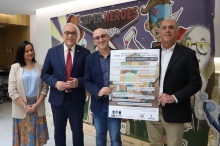 Entrega del decálogo de derechos sobre las personas con discapacidad a Manzanares10TV