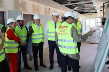 Visita de Julián Nieva y Jesús Fernández Sanz al nuevo centro de salud de Manzanares