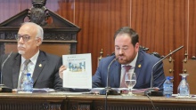 El portavoz socialista muestra el apoyo de Asaja a las plantas de biogás