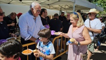 El alcalde colaboró en el reparto de la comida popular
