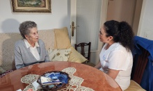 Mercedes García junto a la auxiliar Teresa Torres Mercedes García junto a la auxiliar Teresa Torres