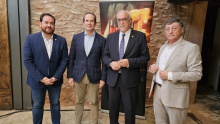 El alcalde, Julián Nieva, y el concejal de Promoción Económica, Pablo Camacho, junto a Stéphane de Creisquer y a Joaquín Rodrigo