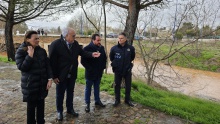 Julián Nieva comprueba la situación del río Azuer a mediodía del viernes Julián Nieva comprueba la situación del río Azuer a mediodía del viernes