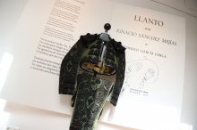 Juan Ortega visita el Archivo-Museo Sánchez Mejías y dona su vestido de 2022 a la peña taurina Juan Ortega visita el Archivo-Museo Sánchez Mejías y dona su vestido de 2022 a la peña taurina