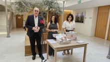 El alcalde y las concejalas de Servicios Sociales y Pequeño Comercio presentan el Kit bebé y el cheque bebé municipal