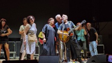 Nacha Pop se despidió cantando La chica de ayer junto a sus fans en el escenario Nacha Pop se despidió cantando La chica de ayer junto a sus fans en el escenario