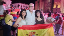 Julián Nieva celebra el Mundial junto a las concejalas Prado Zúñiga y Paqui de la Cruz Julián Nieva celebra el Mundial junto a las concejalas Prado Zúñiga y Paqui de la Cruz