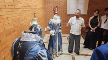 Carlos Pinilla junto a sus diseños en la exposición del FITC
