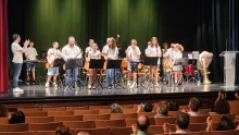 Alumnado de la Escuela de Música que cerró el acto