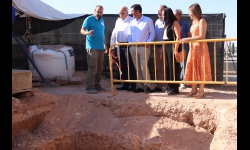 Ni las altas temperaturas que se están registrando estas fechas detienen los trabajos que la empresa Drakkar Consultores viene realizando desde mediados de mayo en el cementerio municipal de Manzanares: la exhumación de cinco fosas comunes en las que se encuentran enterrados los restos de 89 víctimas del franquismo. Las labores han finalizado en una de las dos zonas acotadas, donde ya se han recuperado 49 cuerpos. Actualmente se trabaja en la segunda, donde ya han sido recogidos 9 de los 40 cuerpos que toda