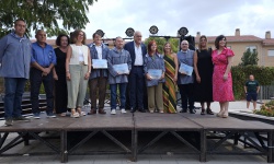 Homenajeados junto a autoridades municipales y presidente de la AAVV