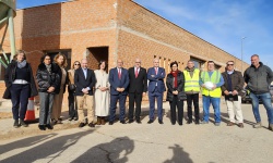 Autoridades junto a componentes de la GAI de Manzanares y de la empresa constructora
