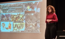 Marina Lozano durante su conferencia a estudiantes en la Casa de Cultura