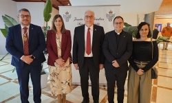 Autoridades y presidente de la Junta de Cofradías junto al pregonero