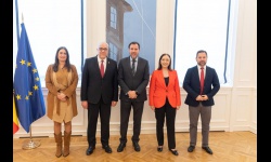 Nieva junto a parlamentarios de la provincia y a la alcaldesa de Alcázar con Óscar Puente