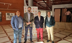 Miembros de la peña Sánchez Mejías junto al concejal de Cultura
