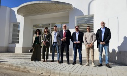Nieva junto a miembros del equipo de gobierno y técnicos en la entrada del nuevo CEPA