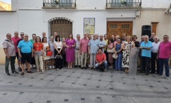 Autoridades y miembros del colectivo El Zaque posan ante la casa del Manifiesto