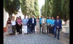 Visita institucional a la cuarta fase del proyecto de exhumación en el cementerio