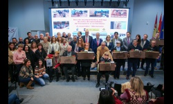 Foto conjunta con las familias tras recoger los restos exhumados en el cementerio