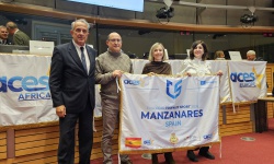 La delegación de Manzanares recibió la bandera como Villa Europea del Deporte 2026
