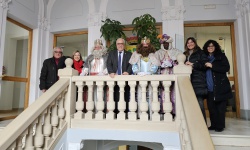 Los Reyes Magos junto al alcalde y concejales y concejalas en el Ayuntamiento de Manzanares