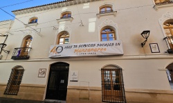 Exterior del centro social de Casa Josito con la pancarta conmemorativa