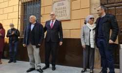 Rafael Zárate tras el descubrimiento de la cerámica con su nombre