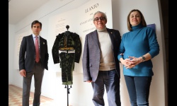 Juan Ortega visita el Archivo-Museo Sánchez Mejías y dona su vestido de 2022 a la peña taurina