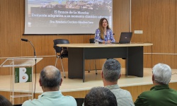 Estefanía Cordero Sánchez durante su ponencia en el Aula Abierta de la UP