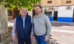 José Herrera y Juan Romero ante la sede de la AAVV Nuevo Manzanares
