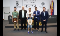 Autoridades con los ganadores de las medallas de oro de Fercam 2026