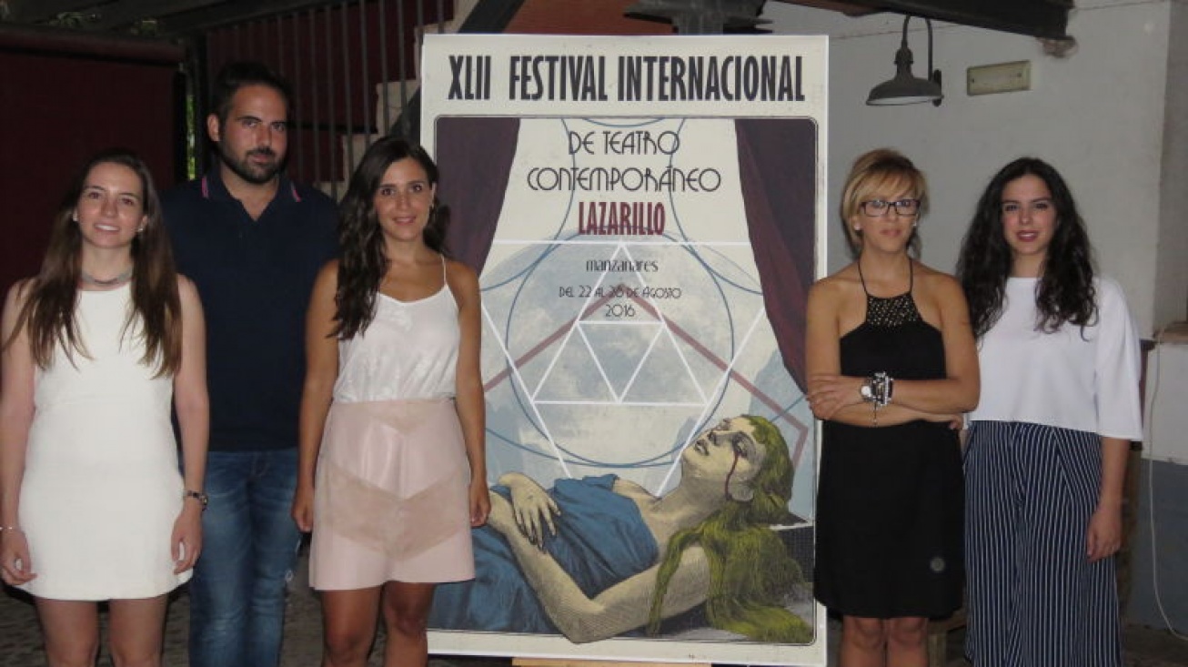 La concejala de Cultural con el equipo del festival ante el cartel de la 42 edición