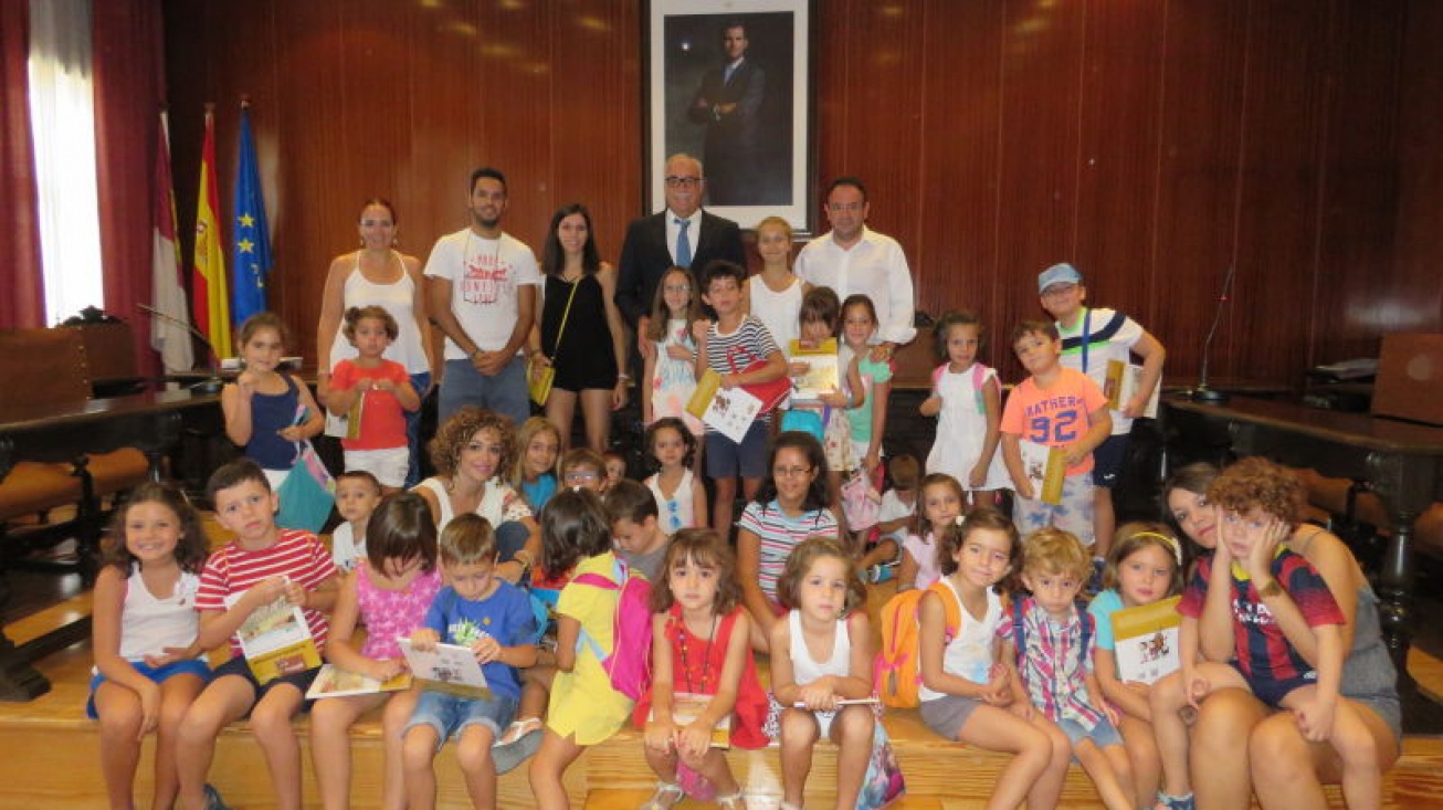 Visita de alumnado de la Escuela de Verano "Altagracia" al Ayuntamiento de Manzanares