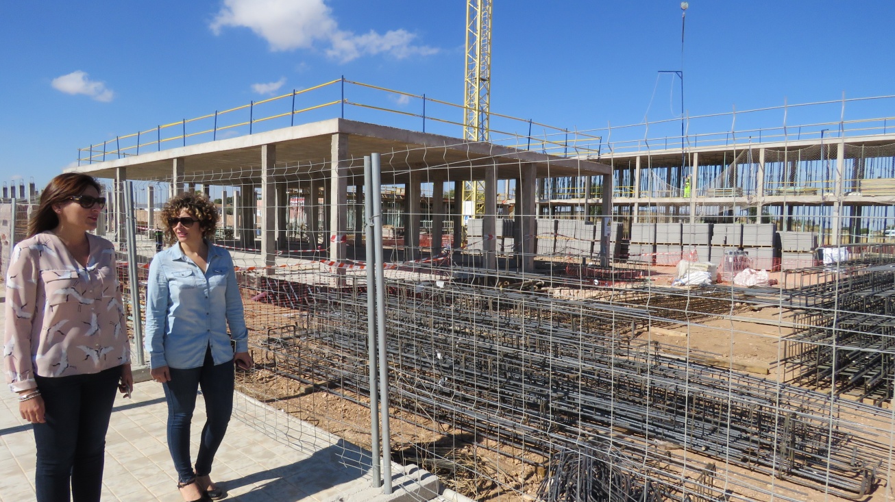 Isabel Díaz-Benito y Beatriz Labián, durante su visita a las obras del colegio 