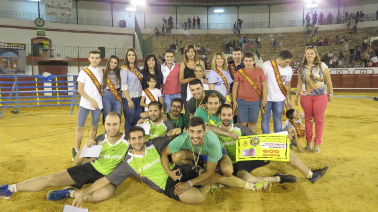 Ganadores Grand Prix, junto con las concejalas, zagales y zagalas