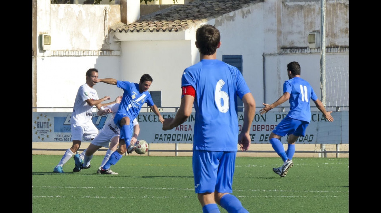 Álvaro Buitrago se prepara el balón para abrir el marcador. Foto: José A. Romero