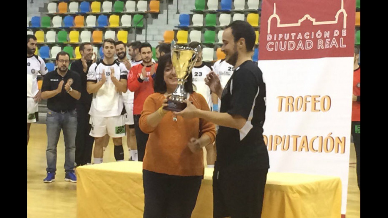 Moncho Peco, capital del BM Manzanares, recogió el trofeo de subcampeón