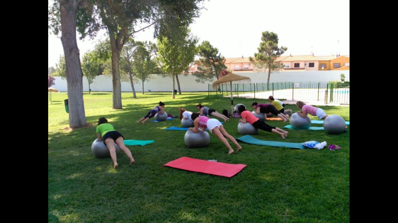 Imagen de los cursos de Pilates impartidos en verano en la piscina municipal