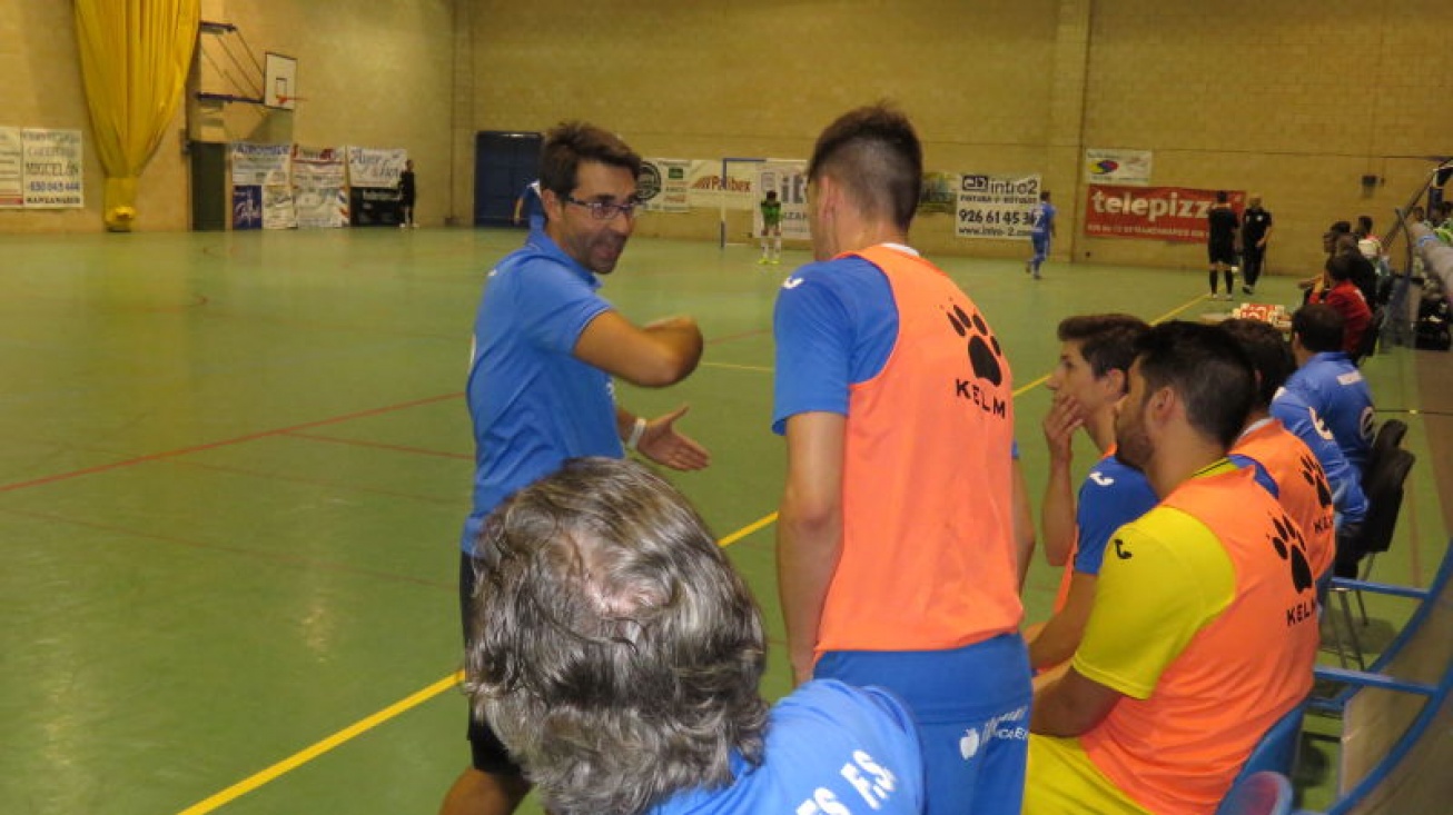 Carlos Sánchez Rozas da instrucciones a los suyos en el banquillo