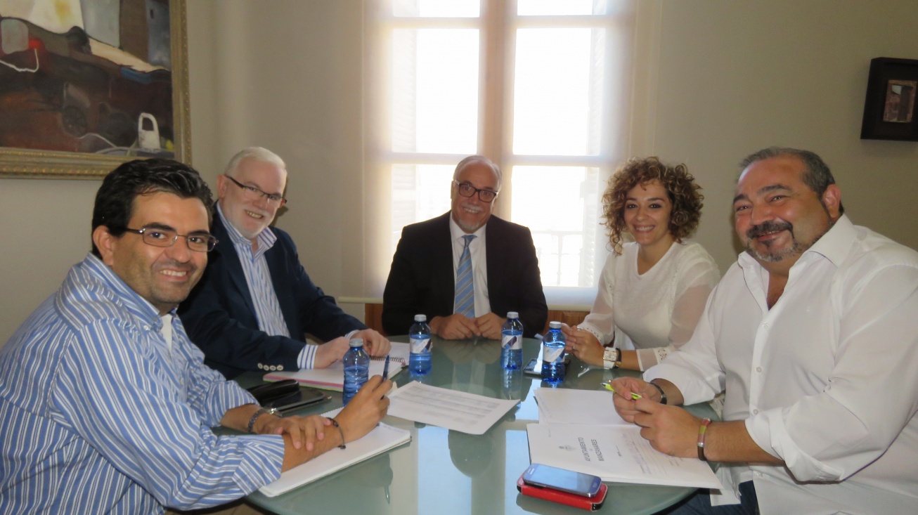 El Alcalde, Julián Nieva, y miembros del equipo de gobierno en la reunión de trabajo con el Director Provincial de Fomento