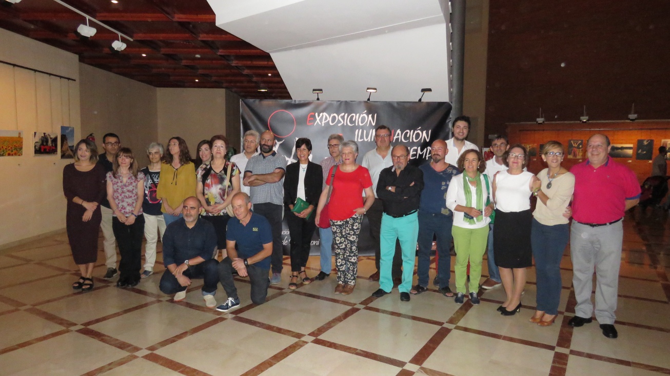 Foto de familia de fotógrafos participantes junto a Ana Romero y Silvia Cebrián