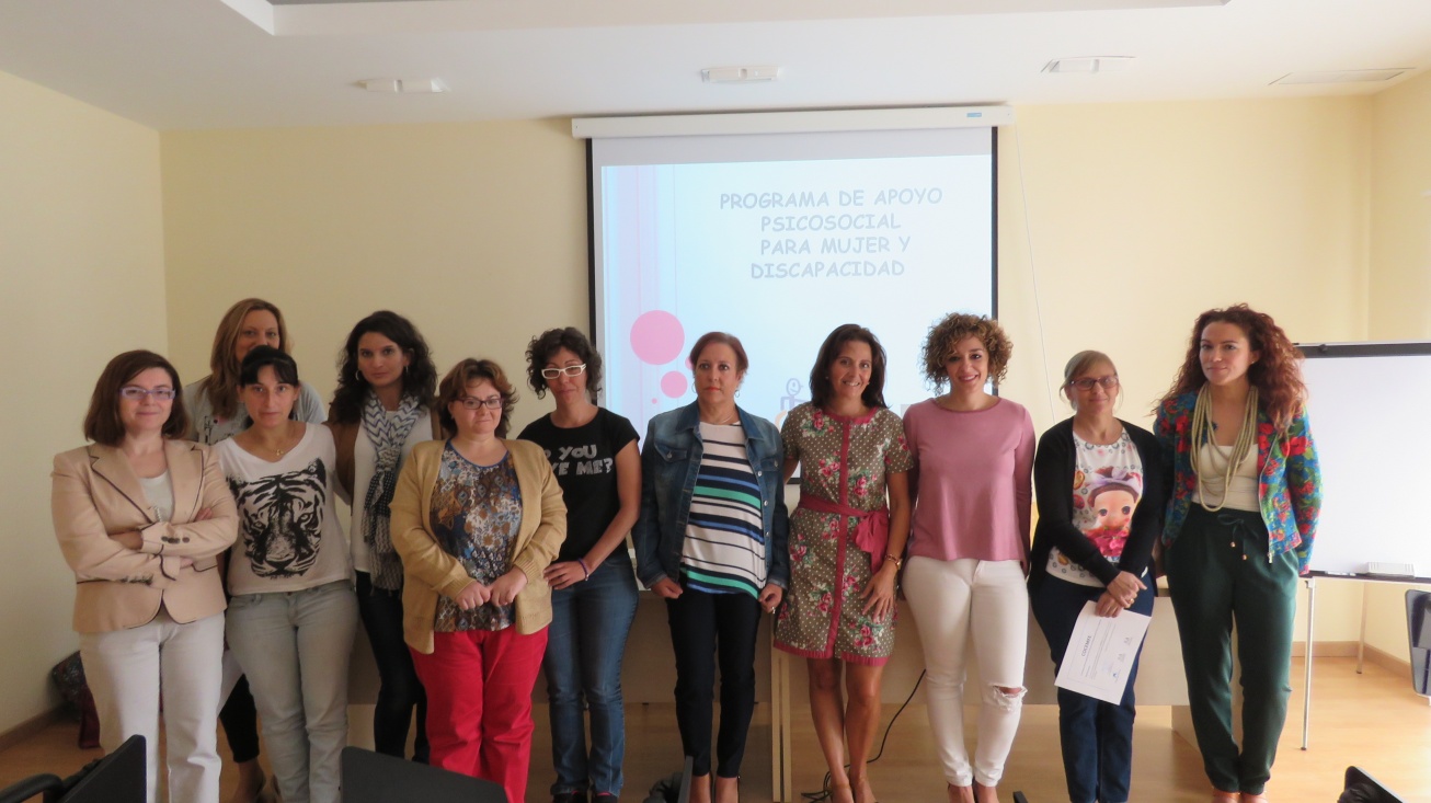 Entrega de diplomas de las participantes en el Taller de apoyo psicosocial para mujeres con discapacidad