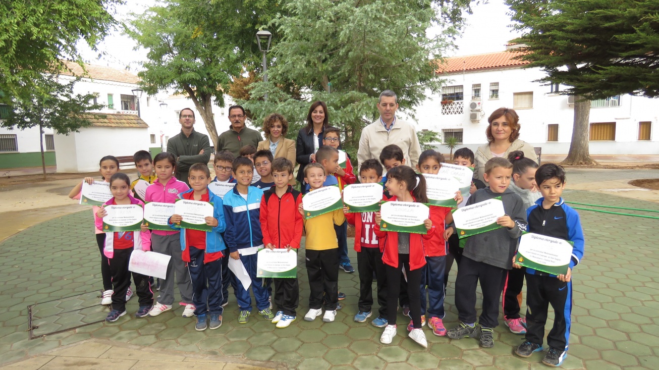 Alumnado participante en la plantación Plaza Don Quijote con el Taller de Empleo